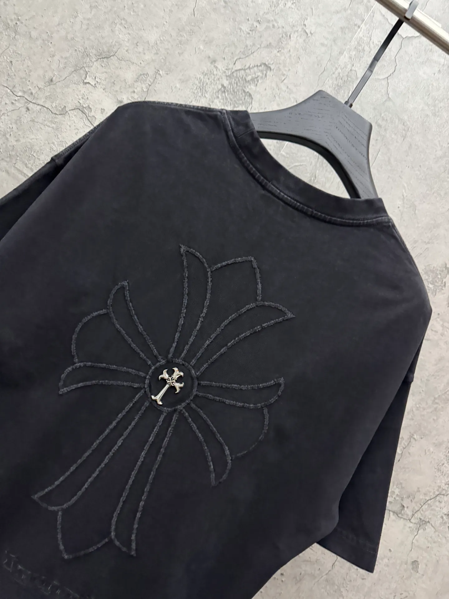 P220 top version, real shot without P, ​​different from market currency) 𝗖𝗵𝗿𝗼𝗺𝗲 𝗛𝗲𝗮𝗿𝘁𝘀/Croxin 2026 Spring New Original Single Counter American Washed 3D Three-dimensional Embroidered Couple Short Sleeves 👑The highest version! Customized fabric 320 grams, washed and fried. Best-selling model at the counter. Very comfortable to wear. Accessories: Original molded and authenticated collar label➕100% silk wash label. Genuine purchase-grade original hangtag➕matching hanging rope➕3D hanging beads➕original packaging bag. Craftsmanship: The original version has consistent wiring! The highest version of the armhole matching technique! Color: Gray Black Size: S M L XL Style No.: 6613